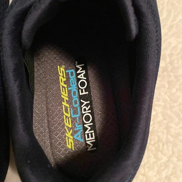 Men’s nwt Skechers  air-cool memory foam 10.5 extra wide navy shoes